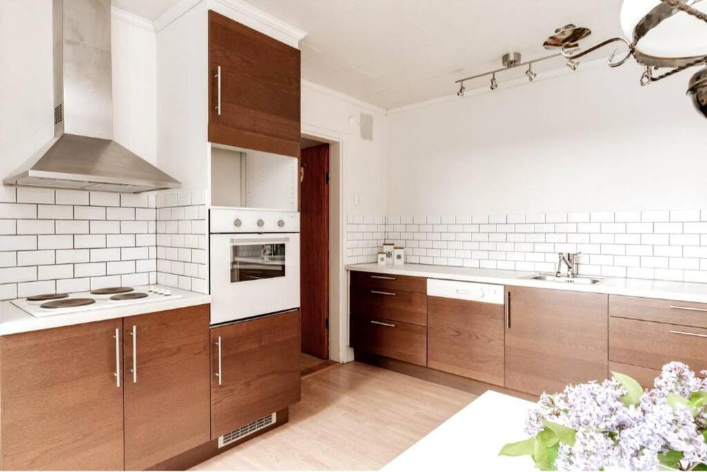 Modernt & Rymligt Sommarhus Pa Landet- Bubbelpool Villa เอสคิสทูนา ภายนอก รูปภาพ